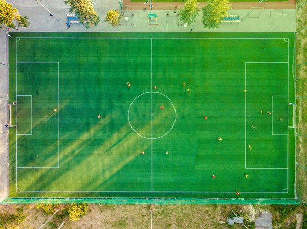 Comment les nouvelles technologies améliorent-elles l'expérience des supporters dans les stades de football ?