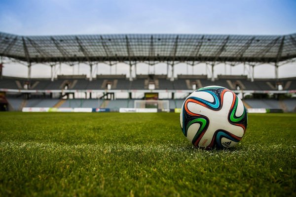 Comment les entraîneurs de football adaptent-ils leur stratégie face à l'évolution du jeu ?