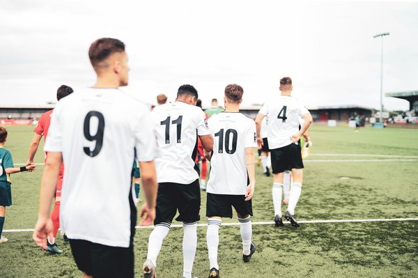 Quels sont les effets des nouvelles réglementations sur les agents de joueurs dans le football ?