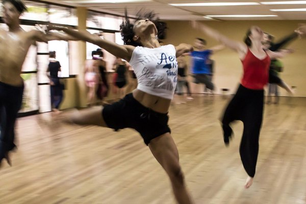 Comment l'entraînement en Danse Martiale Africaine peut-il améliorer le rythme et la coordination pour les arts martiaux?